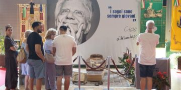 Don Mazzi, l’ultimo saluto a Sant'Ambrogio: presente anche il sindaco Sala