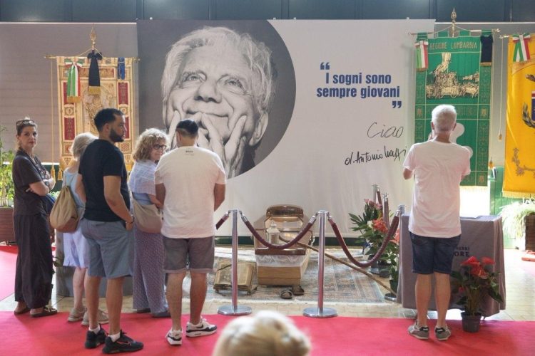 Don Mazzi, l’ultimo saluto a Sant'Ambrogio: presente anche il sindaco Sala