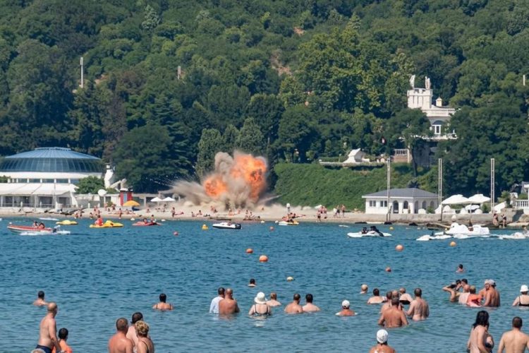 Russia, drone precipita su una spiaggia affollata sul Mar Nero: sei morti, tra cui tre minori