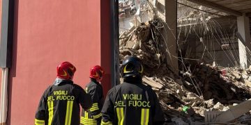 Esplosione a Messina, crolla una palazzina: cinque feriti gravi e si cercano dispersi