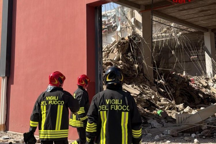 Esplosione a Messina, crolla una palazzina: cinque feriti gravi e si cercano dispersi