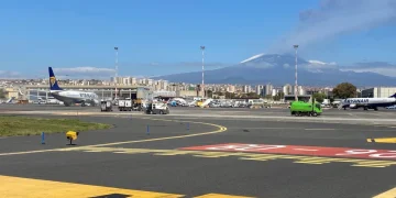 Aeroporto di Catania con aereo Ryanair ed Etna fumante sullo sfondo
