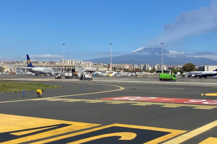 Aeroporto di Catania con aereo Ryanair ed Etna fumante sullo sfondo