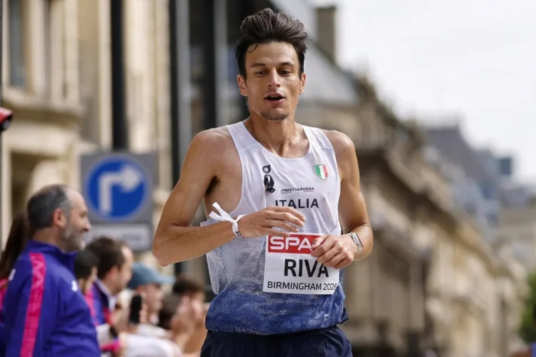 Pietro Riva corre una maratona con canotta Italia e pettorale.