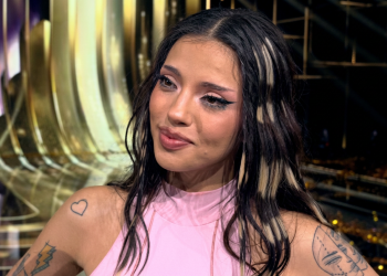 Cantante Dara con capelli striati e tatuaggi sul braccio durante un evento musicale. Eurovision 2027, sarà Burgas a ospitare la 71ª edizione del Song Contest
