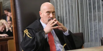 Fabio De Pasquale, magistrato, in toga in un tribunale, mani giunte
