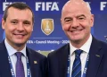 Kevin Lamour e Gianni Infantino sorridono all'incontro del Consiglio FIFA