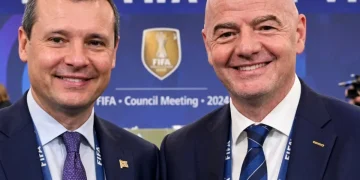 Kevin Lamour e Gianni Infantino sorridono all'incontro del Consiglio FIFA