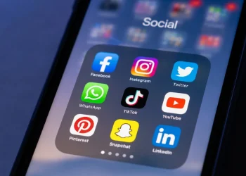 Icone di app social media su uno smartphone, folder "Social".