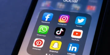 Icone di app social media su uno smartphone, folder "Social".
