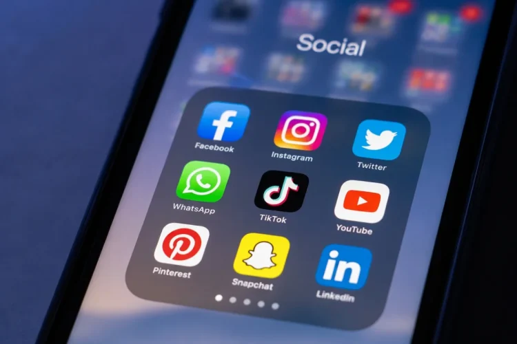 Icone di app social media su uno smartphone, folder "Social".