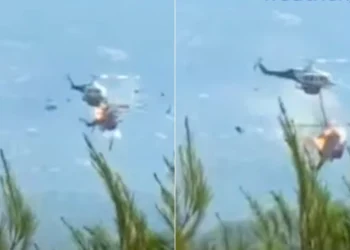 Due elicotteri si scontrano in volo sulla foresta, pezzi volano