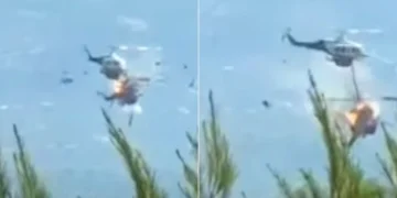 Due elicotteri si scontrano in volo sulla foresta, pezzi volano