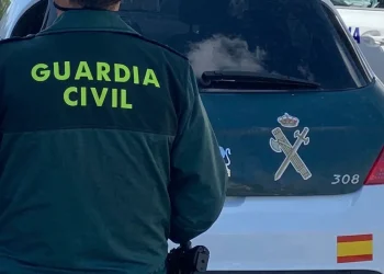 Agente Guardia Civil davanti auto polizia in Spagna