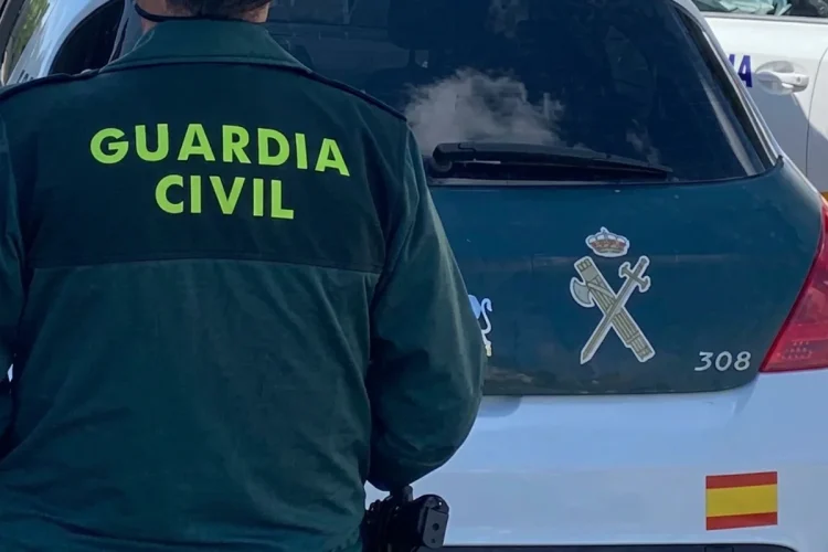 Agente Guardia Civil davanti auto polizia in Spagna