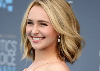 Hayden Panettiere sorride con capelli biondi a caschetto e orecchini pendenti.