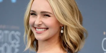 Hayden Panettiere sorride con capelli biondi a caschetto e orecchini pendenti.