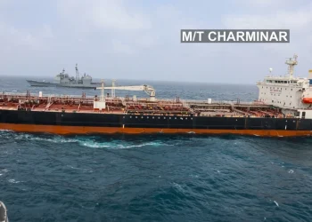 Nave cisterna "M/T Charminar" navigando accanto nave da guerra americana