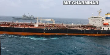 Nave cisterna "M/T Charminar" navigando accanto nave da guerra americana