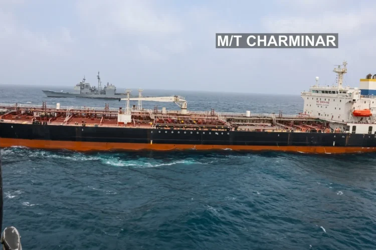 Nave cisterna "M/T Charminar" navigando accanto nave da guerra americana