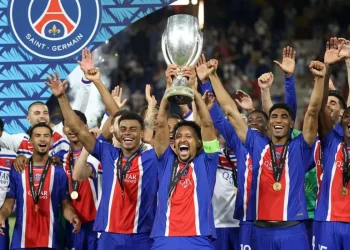 Il PSG vince la Supercoppa europea a Salisburgo: a segno Kvaratskhelia e Doué