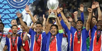 Il PSG vince la Supercoppa europea a Salisburgo: a segno Kvaratskhelia e Doué