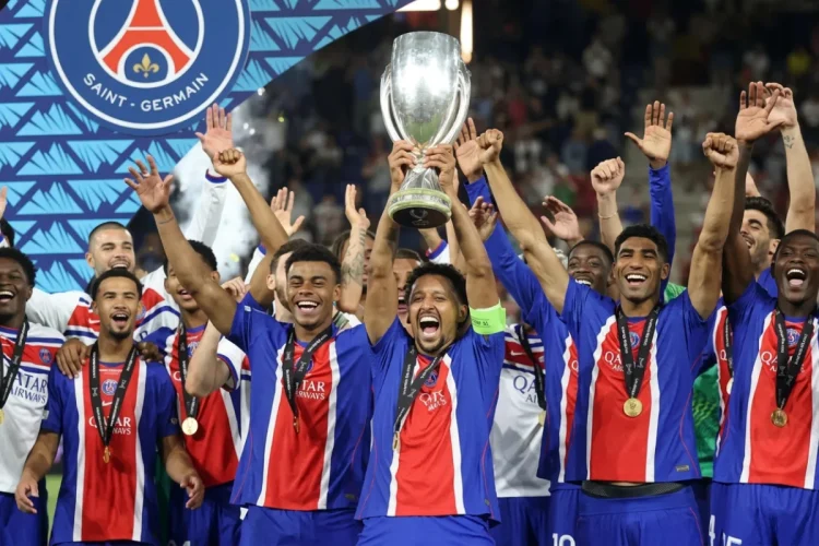 Il PSG vince la Supercoppa europea a Salisburgo: a segno Kvaratskhelia e Doué