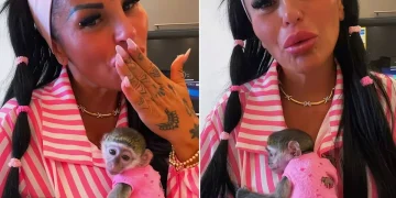 Rita De Crescenzo tiene in braccio piccola scimmia vestita di rosa