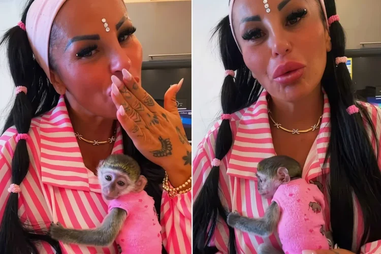 Rita De Crescenzo tiene in braccio piccola scimmia vestita di rosa