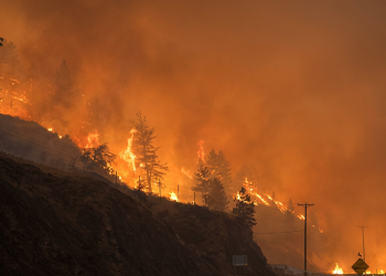 Incendi nella Columbia Britannica: una vittima e oltre 20mila evacuati