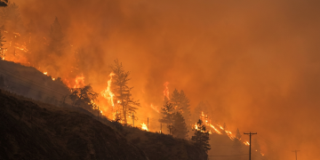 Incendi nella Columbia Britannica: una vittima e oltre 20mila evacuati