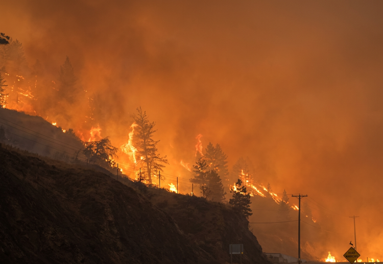 Incendi nella Columbia Britannica: una vittima e oltre 20mila evacuati