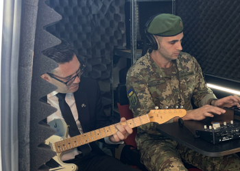 Premier britannico suona la chitarra con i soldati a Kiev: il video virale dal bus musicale