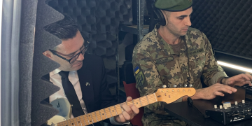Premier britannico suona la chitarra con i soldati a Kiev: il video virale dal bus musicale