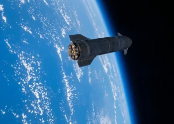 Razzo SpaceX orbita sopra la Terra blu con nuvole bianche.