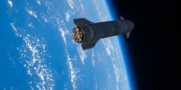 Razzo SpaceX orbita sopra la Terra blu con nuvole bianche.