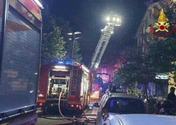 Vigili del Fuoco con autoscala intervengono su un incendio di notte