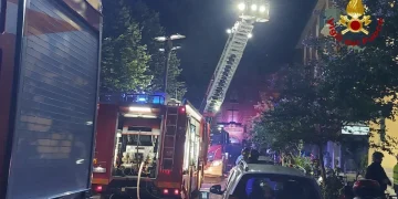 Vigili del Fuoco con autoscala intervengono su un incendio di notte