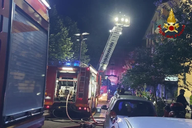 Vigili del Fuoco con autoscala intervengono su un incendio di notte