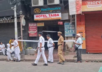 Poliziotti isolano un hotel a Calcutta dopo un incidente