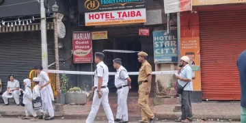 Poliziotti isolano un hotel a Calcutta dopo un incidente