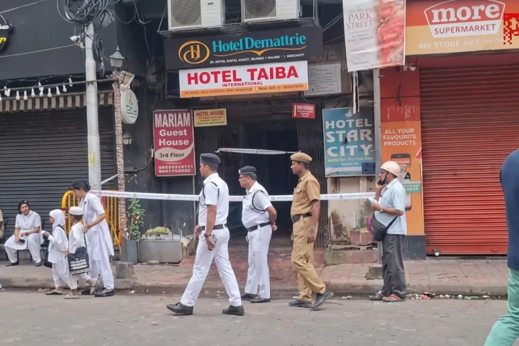 Poliziotti isolano un hotel a Calcutta dopo un incidente