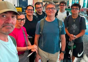 I sette italiani morti nell'incidente aereo in direzione Perù Nazca, immortalati prima di partire per il Perù. Da sinistra verso destra: la coppia Angelucci, Cristina Bianco, Matteo Gianturco (ragazzo maglia nera), Paolo Gianturco, Lorenzo Angelucci e ultimo a destra Pietro Gianturco