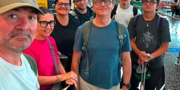 I sette italiani morti nell'incidente aereo in direzione Perù Nazca, immortalati prima di partire per il Perù. Da sinistra verso destra: la coppia Angelucci, Cristina Bianco, Matteo Gianturco (ragazzo maglia nera), Paolo Gianturco, Lorenzo Angelucci e ultimo a destra Pietro Gianturco