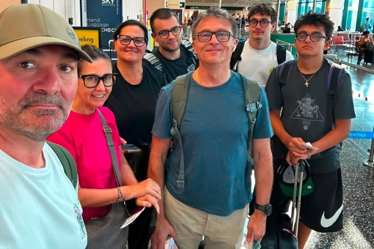 I sette italiani morti nell'incidente aereo in direzione Perù Nazca, immortalati prima di partire per il Perù. Da sinistra verso destra: la coppia Angelucci, Cristina Bianco, Matteo Gianturco (ragazzo maglia nera), Paolo Gianturco, Lorenzo Angelucci e ultimo a destra Pietro Gianturco