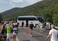 Incidente stradale autobus e auto ribaltata su strada di montagna