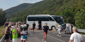 Incidente stradale autobus e auto ribaltata su strada di montagna
