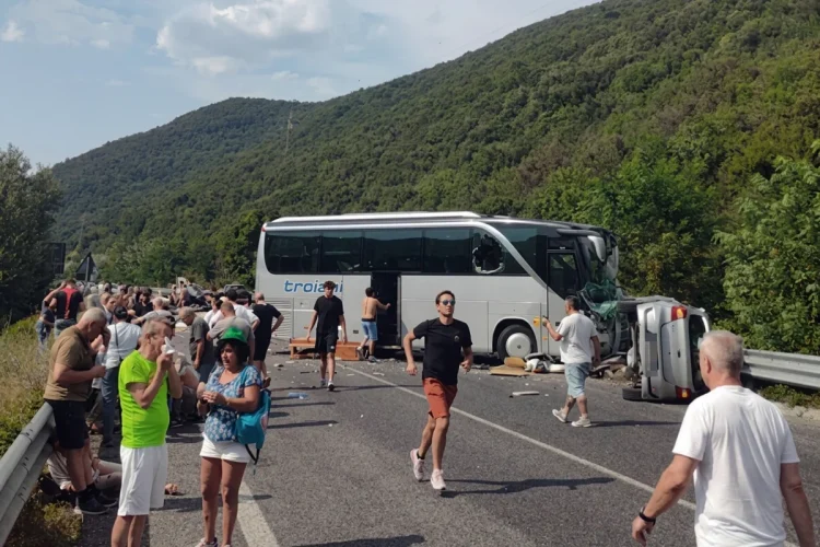 Incidente stradale autobus e auto ribaltata su strada di montagna