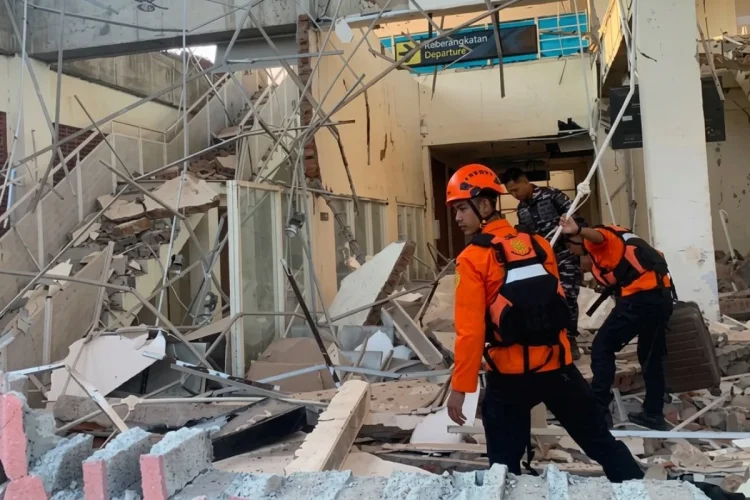 Indonesia, terremoto di magnitudo 7.7: allerta tsunami