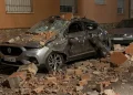 Auto grigia danneggiata da macerie dopo un terremoto a Granada